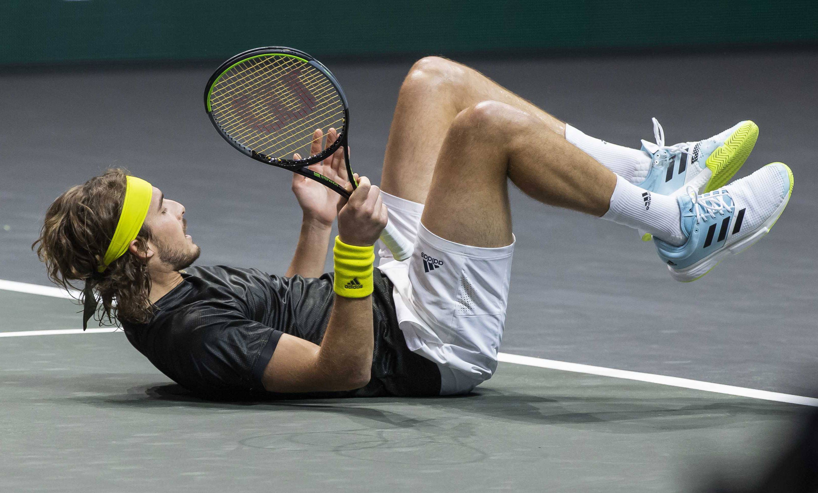 包含德国网球队横扫英国网球队，西西帕斯关键制胜的词条