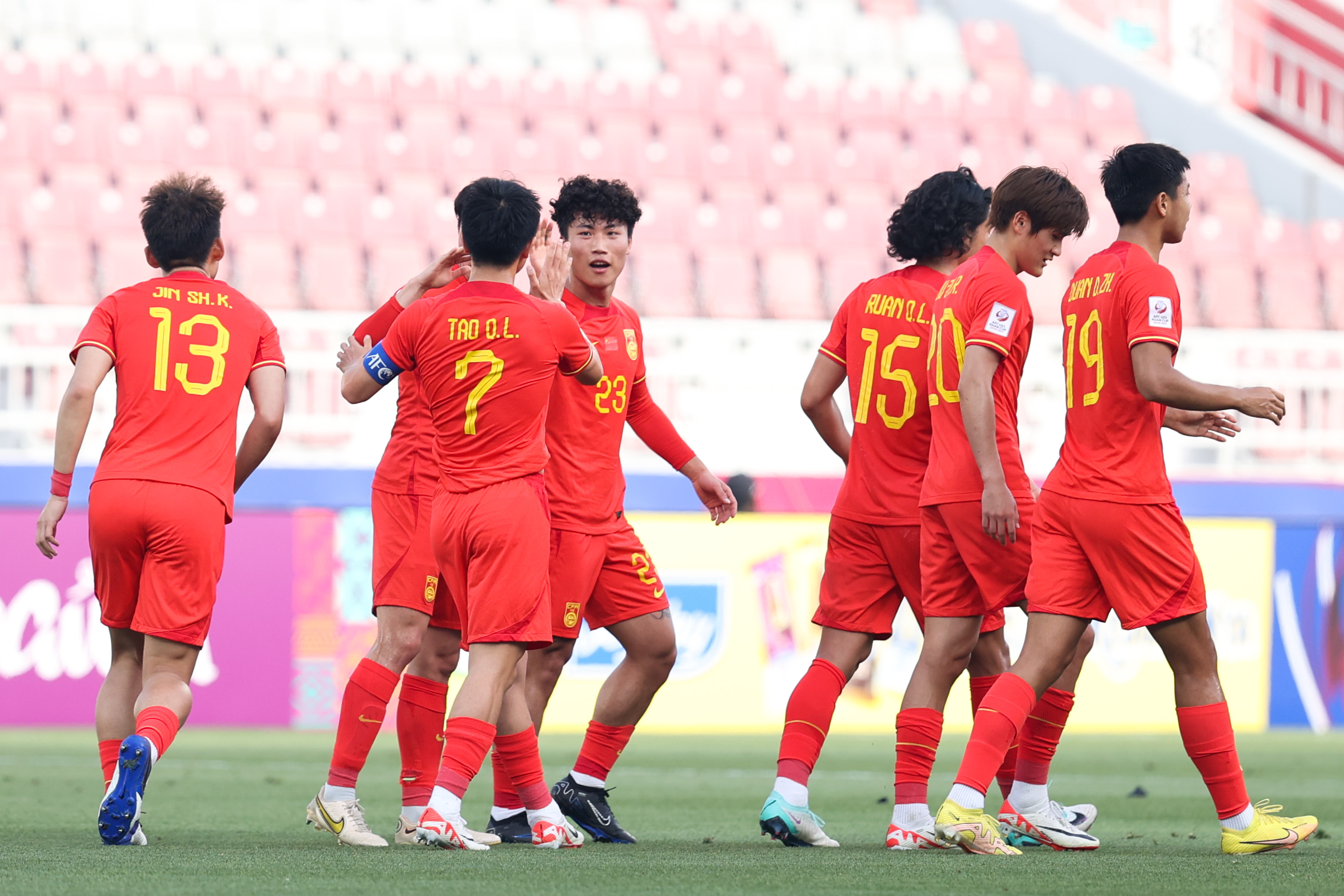 关于亚洲足球赛事持续激烈，赛场火爆开战的信息