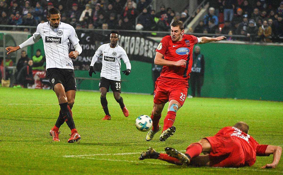 斯图加特主场两连败，球队遇到困境形势严峻