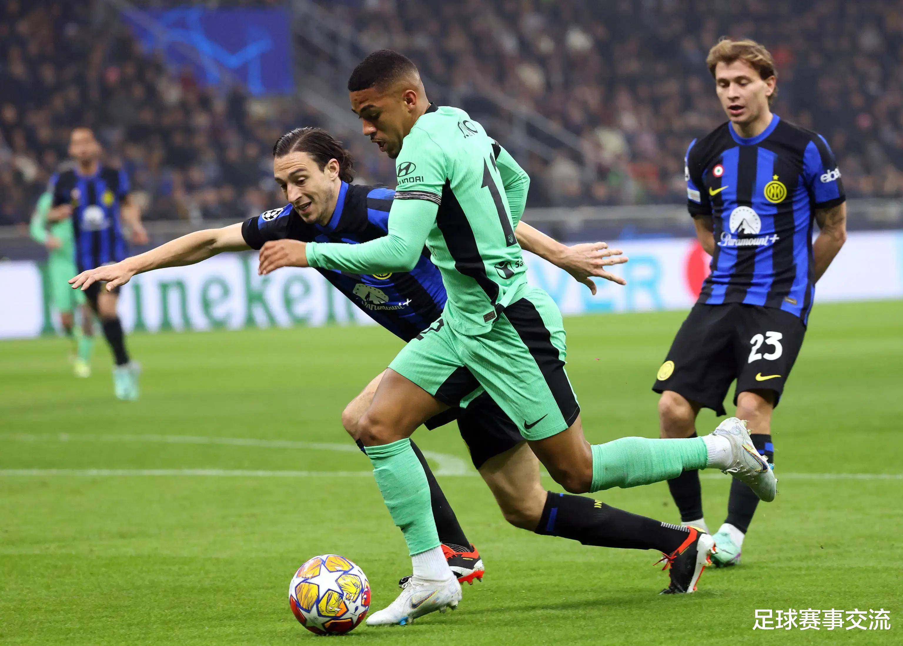 包含精彩纷呈！球场上演对决，双方拼尽全力的词条