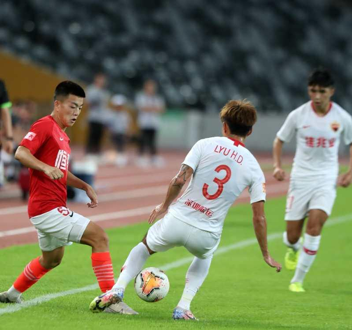 米兰体育下载-关于广州恒大客场大胜深圳佳兆业，领先积分榜的信息