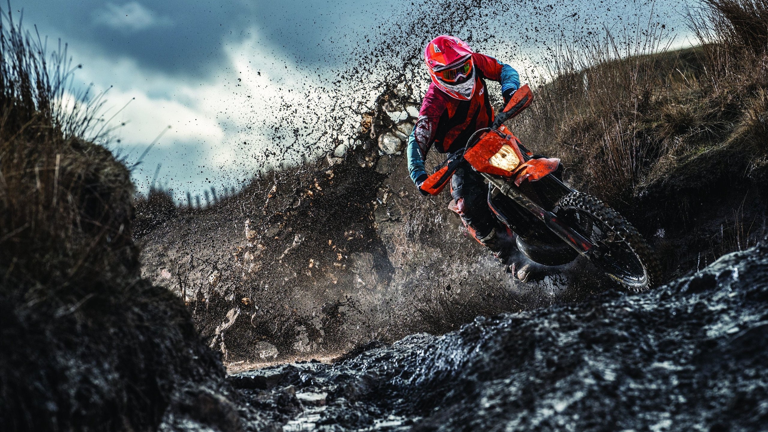 佩雷兹统治全场，迈凯伦绝杀红牛二队，一场策略与勇气的双重奏